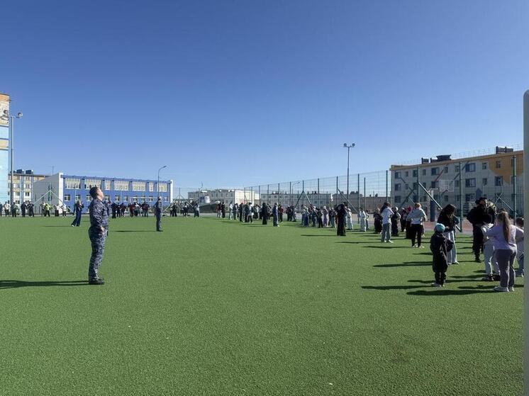 В Анадыре росгвардейцы проводят утреннюю зарядку с воспитанниками лагеря