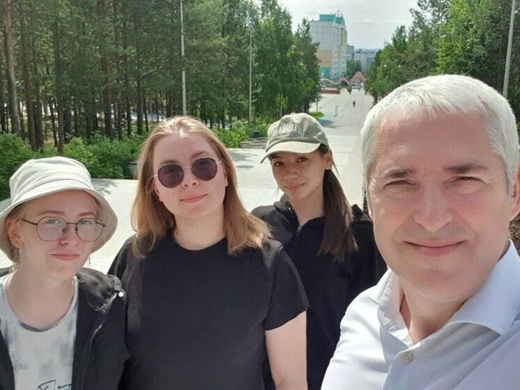 Студентки из Екатеринбурга привели в порядок деревья в парке Ноябрьска