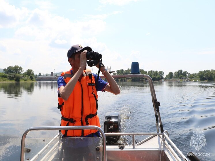 На хакасском озере Беле спасли детей на надувном матрасе