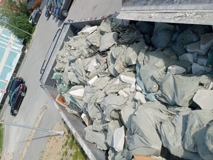 17 тонн нелегально выброшенного строительного мусора вывезли с площадок Нового Уренгоя