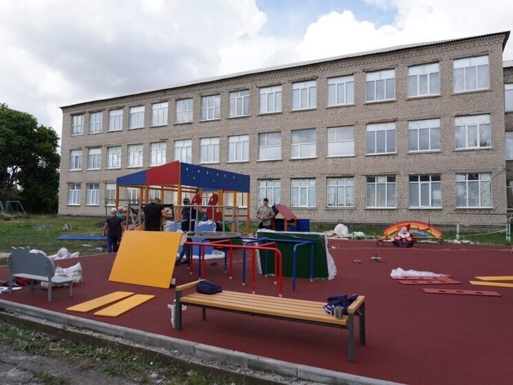 Для детей в Шахтерске устанавливают новую игровую площадку