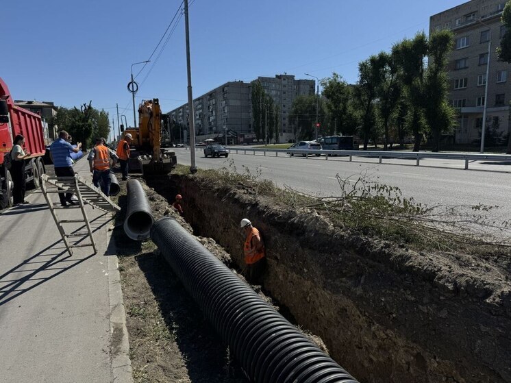 В Луганске на улице Ватутина обновляют участок сети канализации