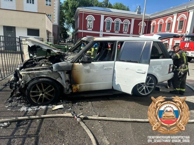 Полиция устанавливает обстоятельства происшествия со сгоревшим джипом в центре Уфы