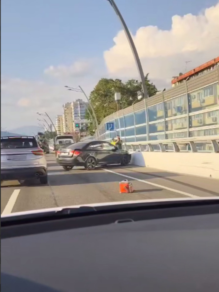 Две аварии перед тоннелем на дублере Курортного проспекта произошли в Сочи