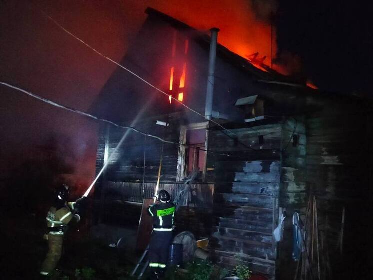 В Старой Руссе пожар полностью уничтожил жилой дом