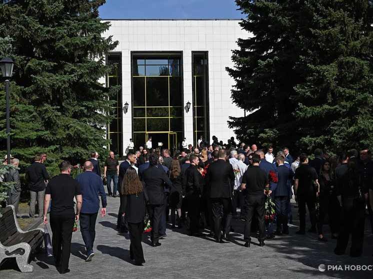 В Санкт-Петербурге проходят похороны экс-губернатора Курской области