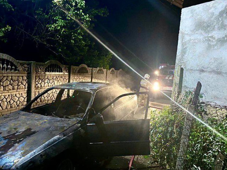 В Бахчисарайском районе потушили горящий автомобиль