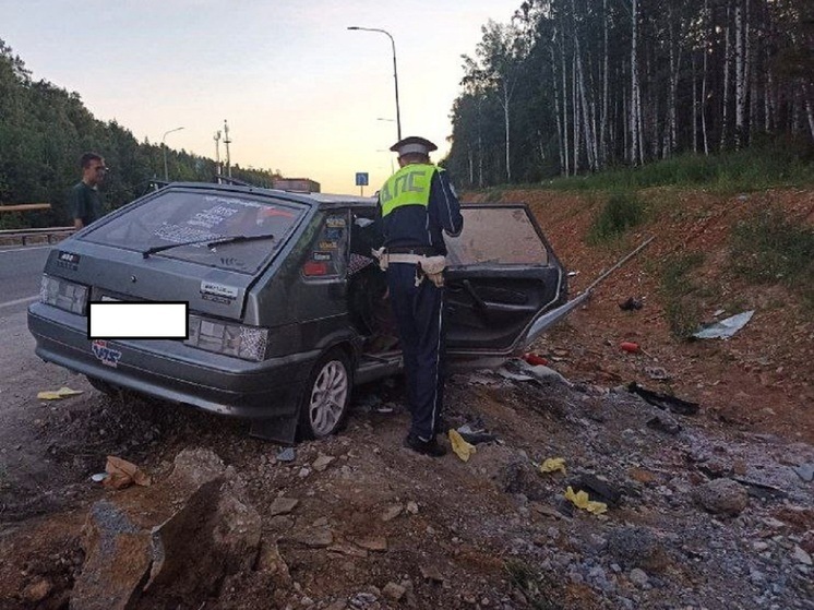 ВАЗ влетел в столб на трассе Пермь – Екатеринбург: погиб житель Ревды