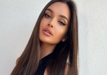 30-летняя российская художественная гимнастка Каролина Севастьянова вышла в свет в белом шелковом мини-платье необычного кроя. Олимпийская чемпионка 2012 года в групповом многоборье и чемпионка юношеских Олимпийских игр 2010 года в Сингапуре сходила в театр.