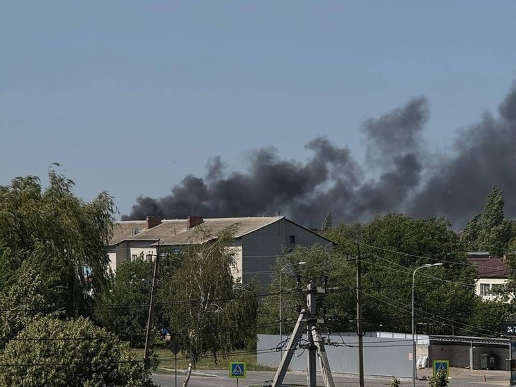 Складские помещения полыхают в центре Семикаракорска