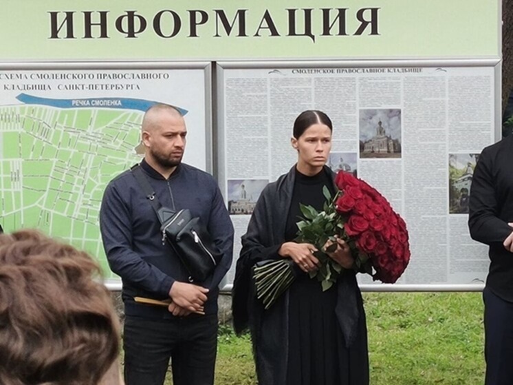 Возлюбленная экс-министра транспорта Романа Старовойта Полина Копылова попрощалась с ним на Смоленском кладбище, пишет SHOT