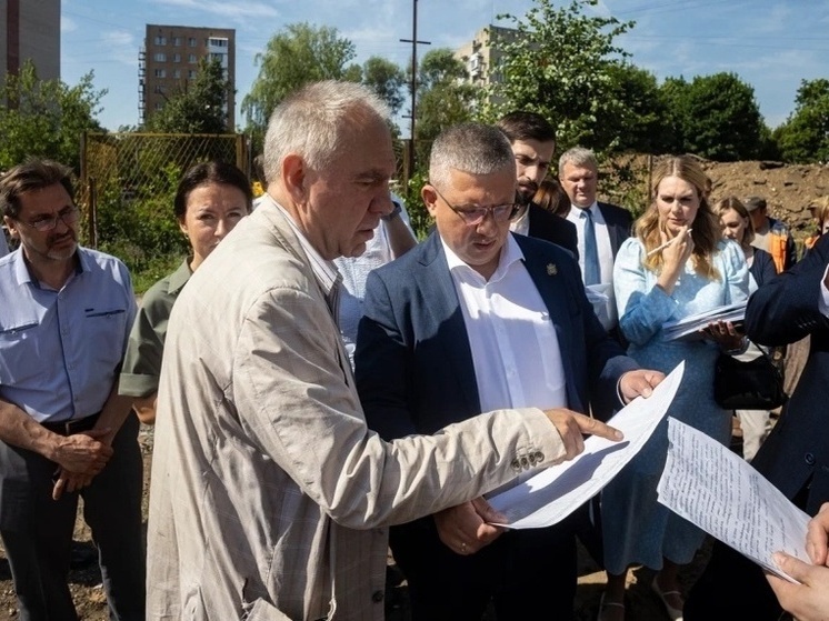 Глава Смоленска проверил ход работ на строительстве ФОК «Термолэнд – Дельфин»