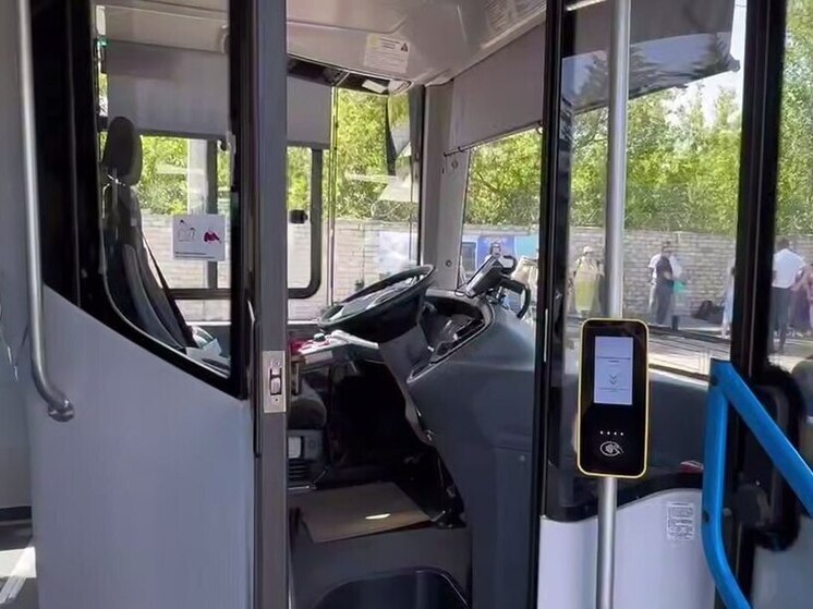 Новые электробусы, вышедшие на маршруты в Луганске, оборудованы разъемами для зарядки гаджетов