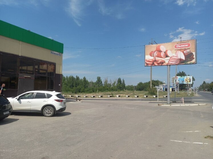Жители Энгельса просят сделать безопасной парковку у магазина