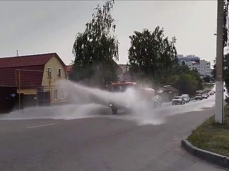 Чаще поливать дороги из-за жары стали в Ливнах Орловской области