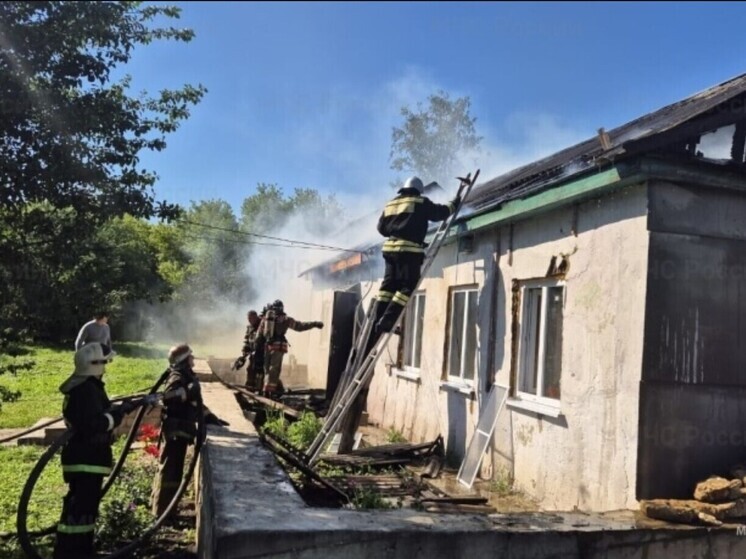 В Орловской области горели кровля и веранда жилого дома