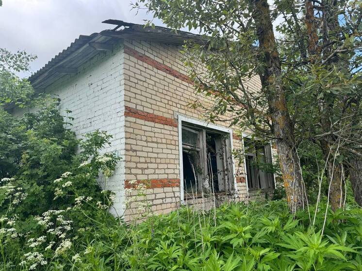 Жителей Мосальского района оградили от опасной заброшки