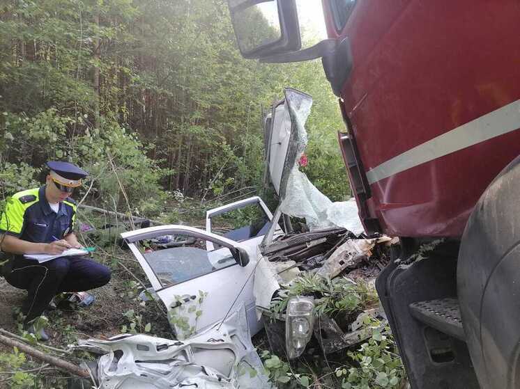 На Урале водитель грузовика уснул за рулем и сбил «Ладу»: погибла женщина