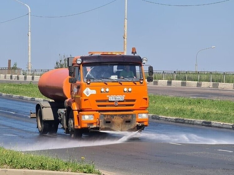 В Костроме, для сохранения асфальтового покрытия, дороги активно поливают водой