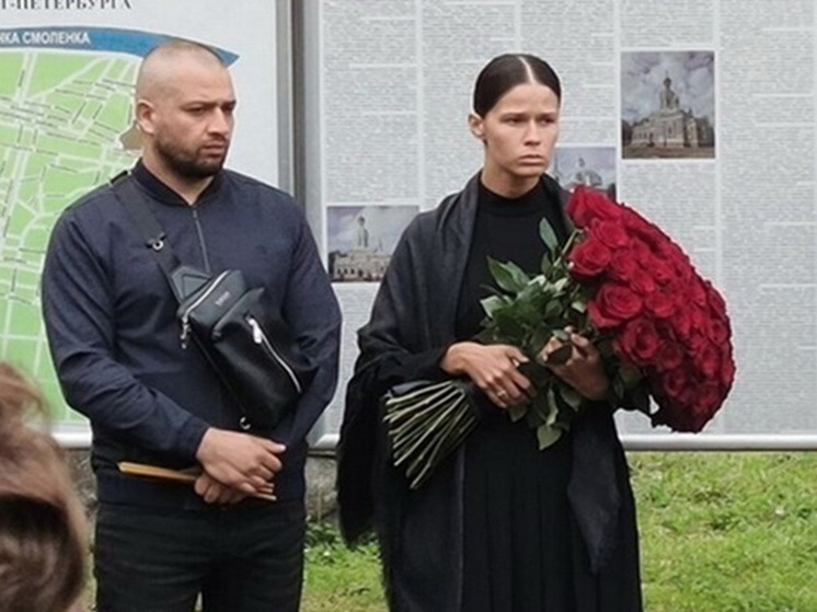 Николаева объяснила поведение девушки Старовойта на похоронах ее статусом