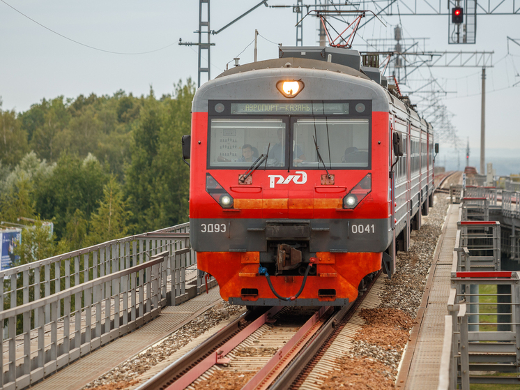 В Татарстане поезд снес автомобиль на железнодорожном переезде