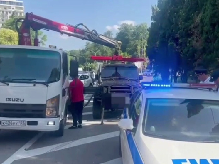 Три автомобиля, на которых с нарушениями перевозили сочинцев, поместили на стоянку