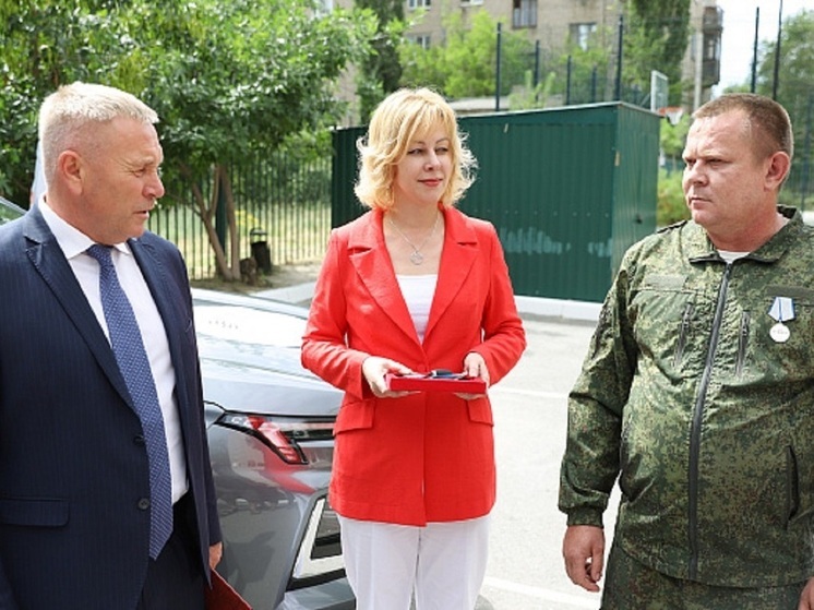 Автомобиль от фонда «Защитники Отечества» получил волгоградец – ветеран СВО