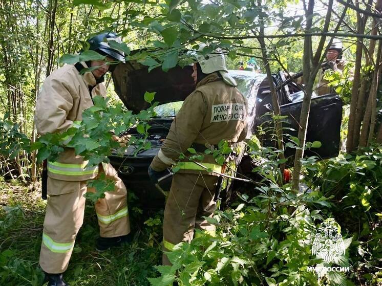 В Тверской области перевернулся автомобиль: пострадали три человека