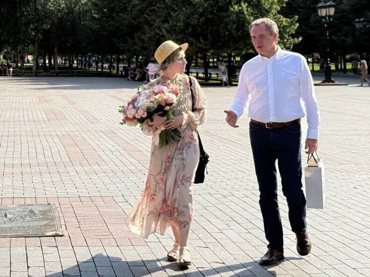 Гладков передал благодарность Путина за картину белгородской художнице