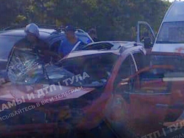 В сети появилось видео с места серьезного ДТП на въезде в Тулу с М-2