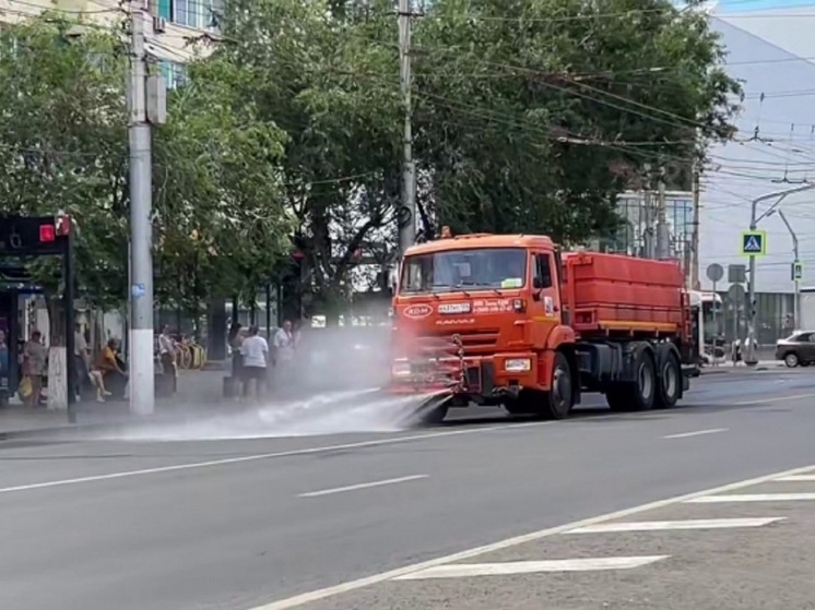 В 40-градусную жару в Волгограде коммунальщики поливают дороги водой