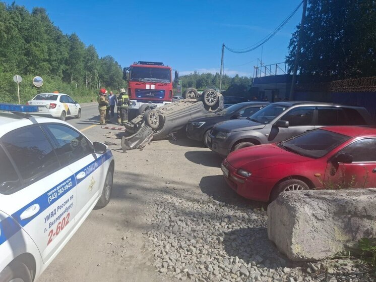 Легковушка упала на четыре автомобиля, уходя от столкновения в Екатеринбурге