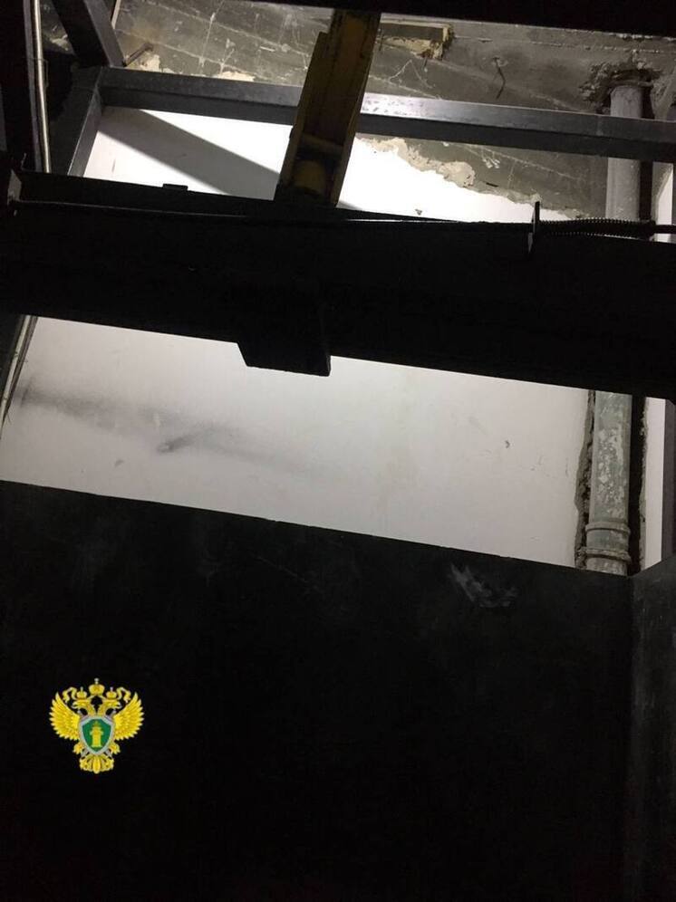 Грузовой лифт насмерть придавил подростка в ТЦ в Махачкале