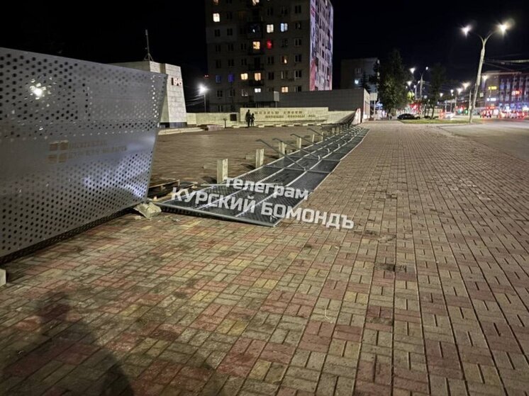В центре Курска шквалистый ветер повалил ограждения у Вечного огня