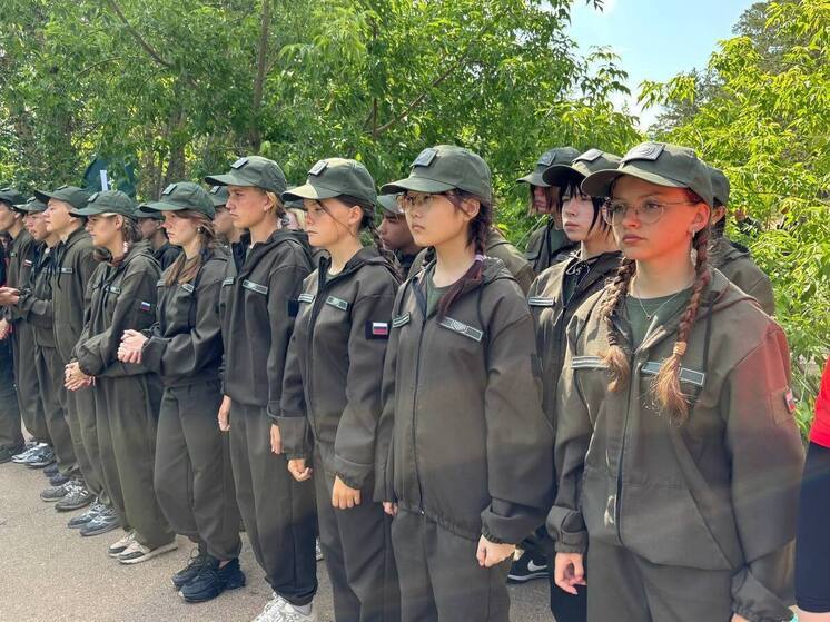 5 июля на базе детского лагеря «Огонек» на Верхней Березовке открылась вторая военно-патриотическая смена «Время юных героев». Торжественная церемония открытия смены прошла при участии заместителя председателя правительства Бурятии Вячеслава Сухорукова, советника директора Центра «Воин» Игоря Казарезова и руководителя отдела патриотического воспитания Артема Ботова.