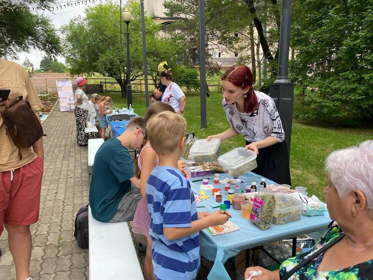 В городском парке Хабаровска отмечают День семьи, любви и верности