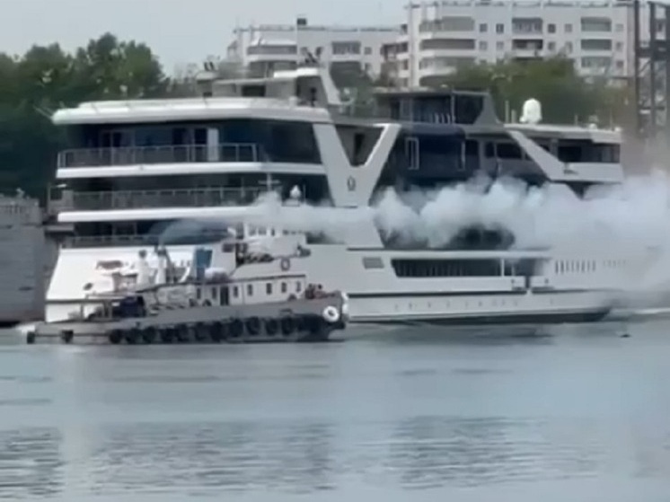 Круизный лайнер спустили на воду в Иркутске. Он столкнулся с буксиром