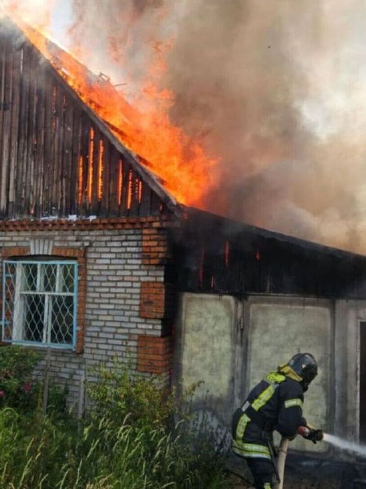 В Братске сгорели гараж и крыша дома