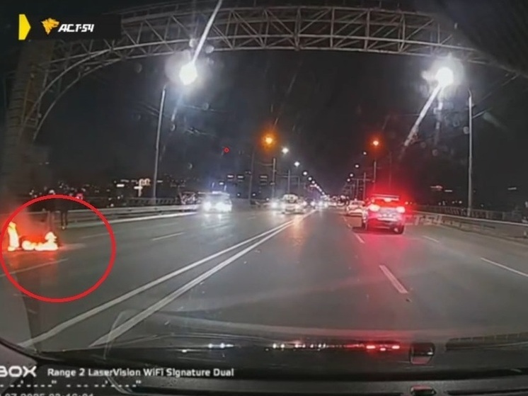 На Октябрьском мосту в Новосибирске загорелся лежащий на дороге мопед