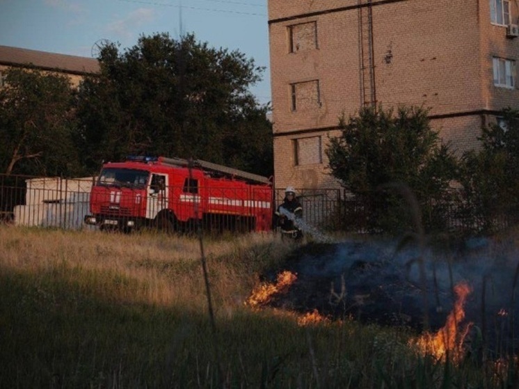 В Калмыкии горела сухая трава