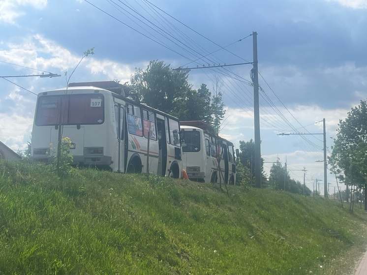 В Орле жители пожаловались на часовое ожидание автобуса в жару