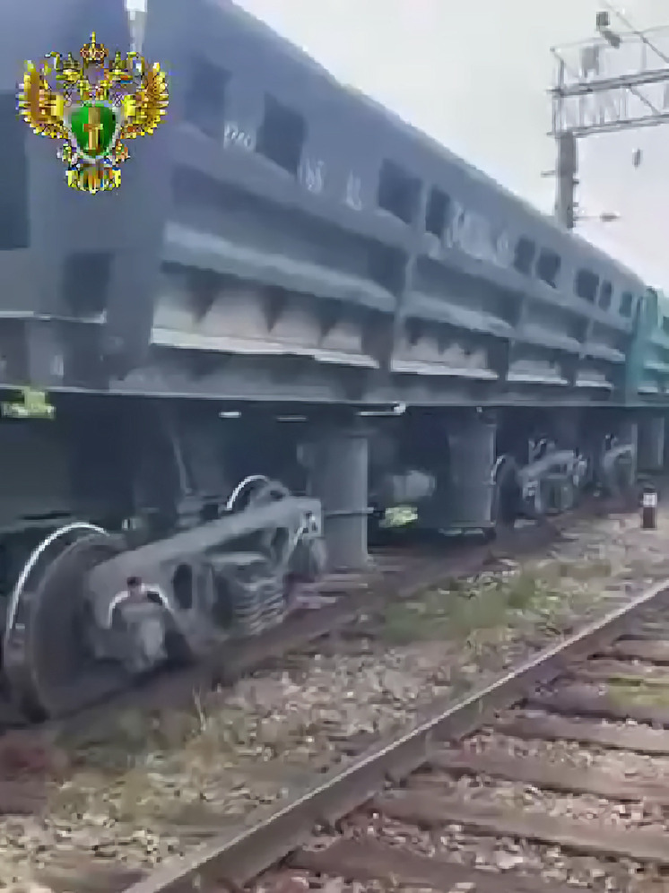 В Приморье восемь вагонов со щебнем сошли с рельс