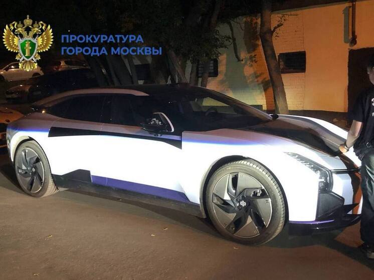 В ГУ МВД по Москве сообщили, что полиция нашла машину, которая накануне вечером у дома 1 на Бережковской набережной пролетела на красный сигнал светофора, сбила людей на пешеходном переходе и скрылась