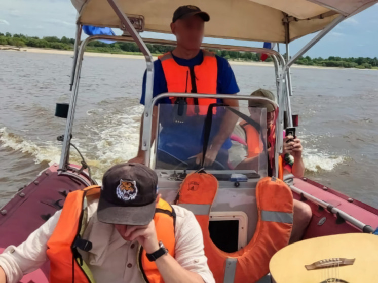 Лодка с туристами застряла на островке у Зейского моста