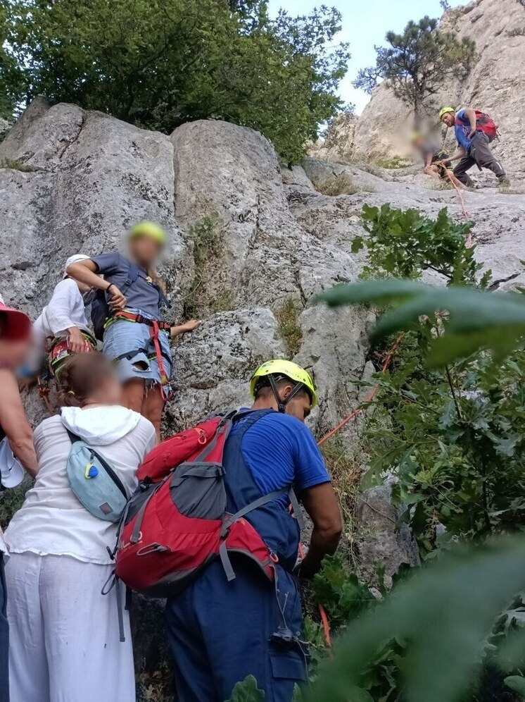 В горах Ялты спасли заблудившихся туристов с детьми
