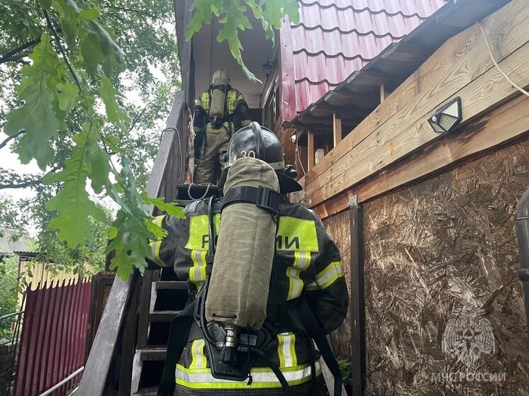 В Ленинском округе Омска загорелась крыша дачного дома
