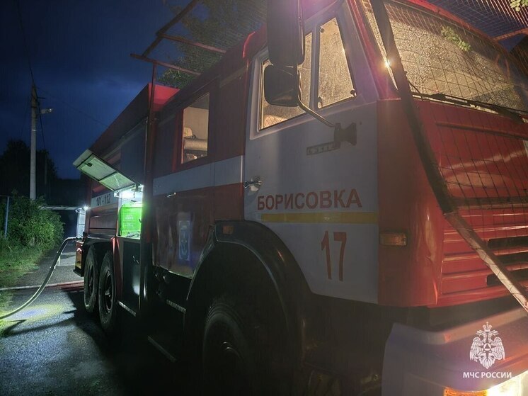 Горящий дом в Борисовском районе тушили три человека