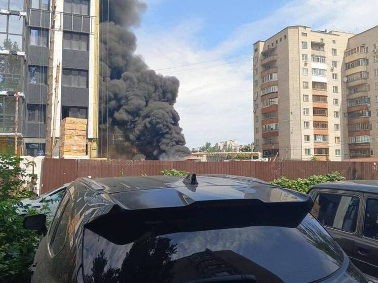 ЧП на тамбовской стройке: горит бытовка на Карла Маркса, огонь локализован