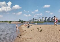 Теплые дни приносят радость, однако чрезмерная активность солнечных лучей несёт в себе угрозу здоровью. Ультрафиолетовое излучение провоцирует солнечные ожоги, вызывает аллергические реакции и ускоряет процесс старения кожи. Для безопасного отдыха Роспотребнадзор Петербурга поделился важными рекомендациями.