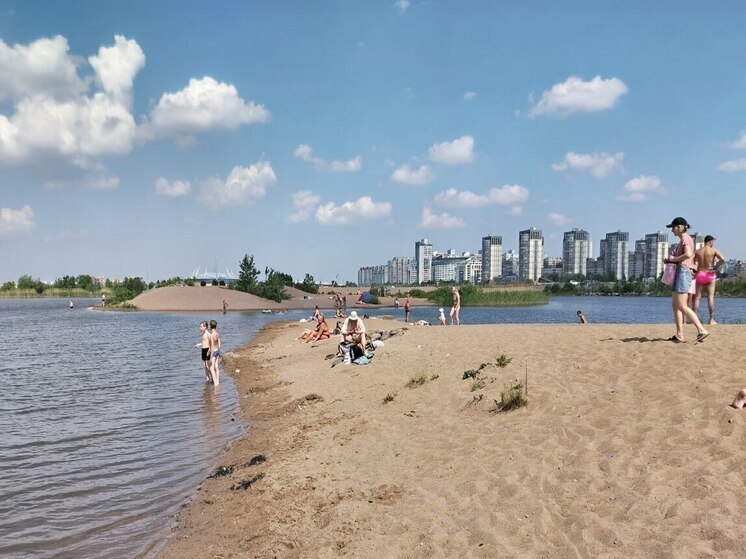 Теплые дни приносят радость, однако чрезмерная активность солнечных лучей несёт в себе угрозу здоровью. Ультрафиолетовое излучение провоцирует солнечные ожоги, вызывает аллергические реакции и ускоряет процесс старения кожи. Для безопасного отдыха Роспотребнадзор Петербурга поделился важными рекомендациями.